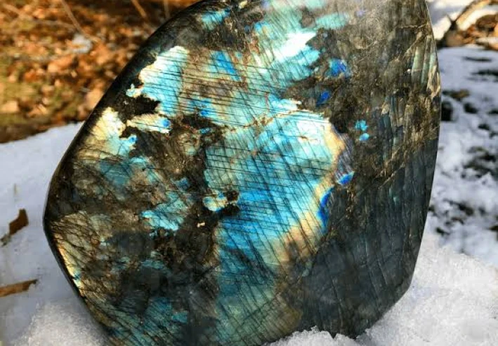 حجر اللابرادوريت: دليلك الشامل لواحد من أجمل الأحجار الكريمة