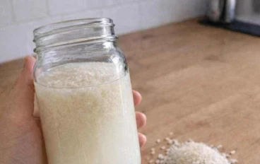 لماذا يوصف ماء الأرز بأنه “ذهب سائل” وكيف تستخدمه؟