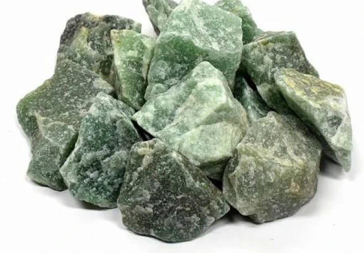 حجر البيريدوت: أسراره، فوائده، واستخداماته في عالم الأحجار الكريمة