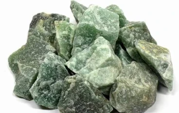 حجر البيريدوت: أسراره، فوائده، واستخداماته في عالم الأحجار الكريمة