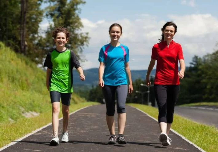 المشي الرياضة التي تناسب كل الأعمار:   فوائد مذهلة لصحتك النفسية والجسدية لا تتوقعها   (دليل شامل 2026)