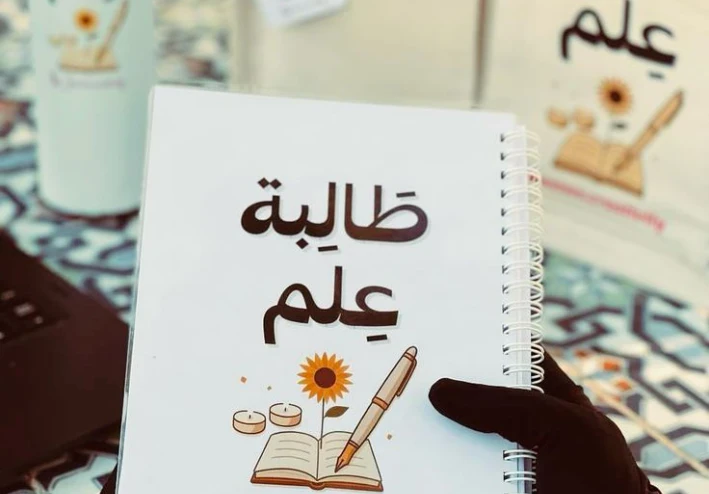 تفسير سورة الفاتحة كاملاً بأسلوب مبسط: معاني الآيات ودلالاتها العميقة وأسرارها في حياتنا اليومية وأثرها في تقوية الإيمان وعلاقة العبد بربه