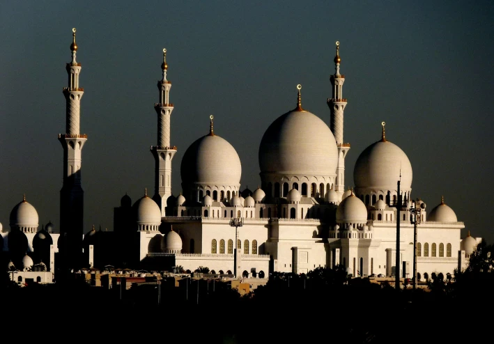 أثر الصلاة في تهذيب النفس وطمأنينة القلب: دليل الروح للسكينة