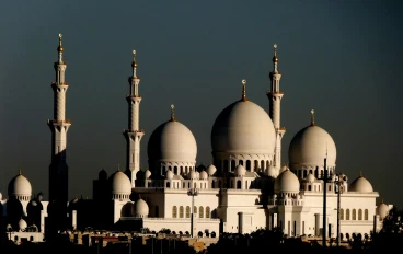 أثر الصلاة في تهذيب النفس وطمأنينة القلب: دليل الروح للسكينة