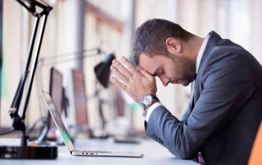 🔥 5 علامات صامتة تخبرك أن صحتك النفسية في خطر دون أن تنتبه