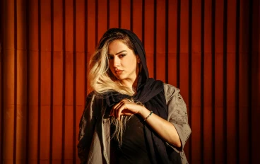 غيّرتُ شكلي من أجل زوجي… فخسرتُ نفسي | قصة مؤثرة عن عمليات التجميل والحب السام