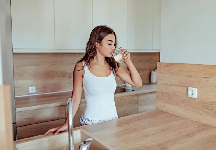 أفضل الأوقات لشرب الماء… ولماذا يحتاجه جسمك فعلًا؟