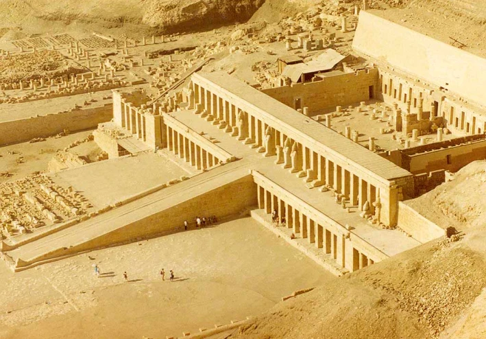 الملكة حتشبسوت ومعبد الدير البحري: قصة السلطة والخلود في مصر القديمة