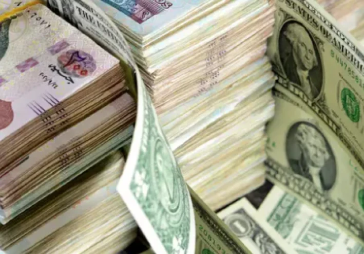 الدولار يعاود الصعود في مصر: الجنيه يواجه تقلبات حادة وتوقعات بمزيد من التراجع
