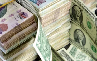 الدولار يعاود الصعود في مصر: الجنيه يواجه تقلبات حادة وتوقعات بمزيد من التراجع