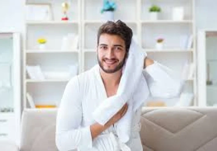 الاستحمام اليومي في الصيف… عادة صحية أم خطأ قد يضر بشرتك دون أن تشعر؟
