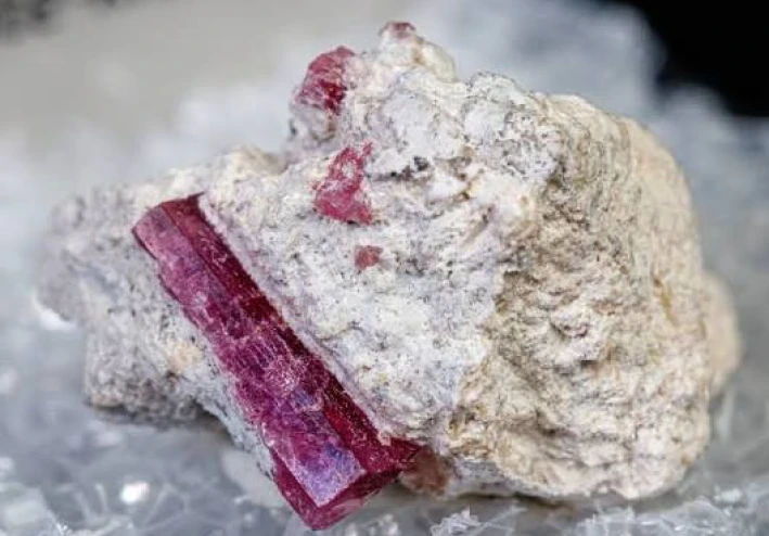 حجر الريد بيريل (Red Beryl): أندر الأحجار الكريمة الحمراء في العالم