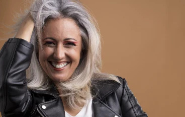 كيفية مكافحة الشعر الأبيض دون استخدام الصبغات: وصفات طبيعية